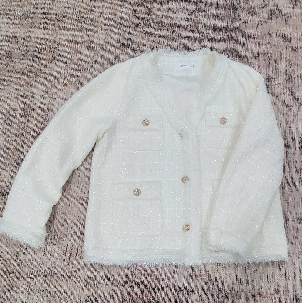 Chic White Tweed Jacket with Gold Buttons